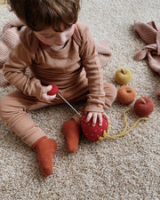 Patti Oslo Norge Jordbær Spilledåse | red Music Mobiles & Pram Chains